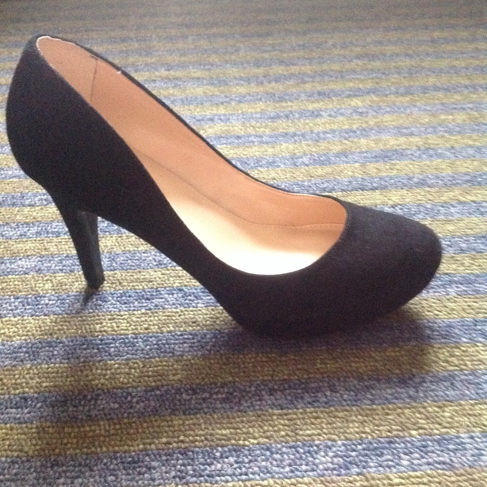 New. Marc Fisher black platform suede heels